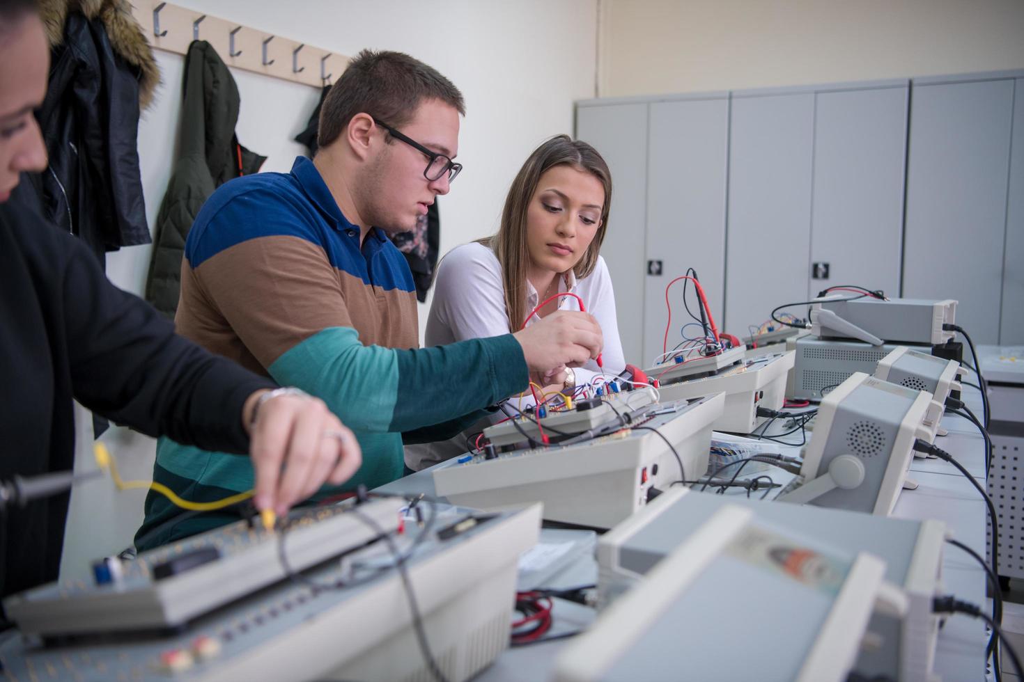 studenten aan het doen praktijk in de elektronisch klas foto