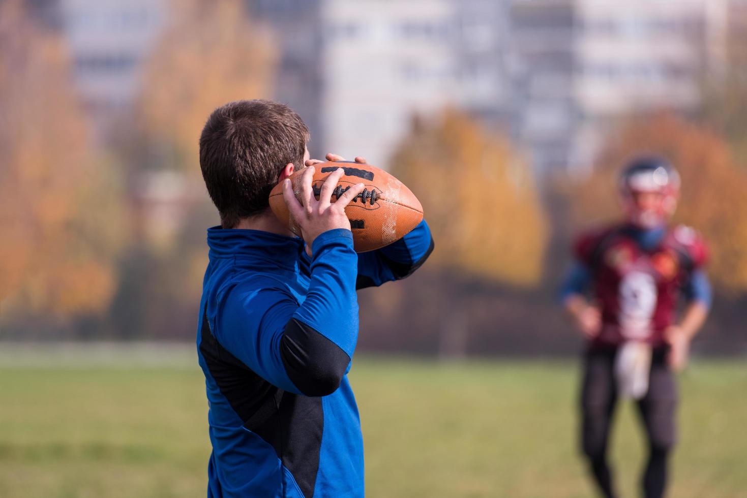 Amerikaans Amerikaans voetbal team met trainer in actie foto