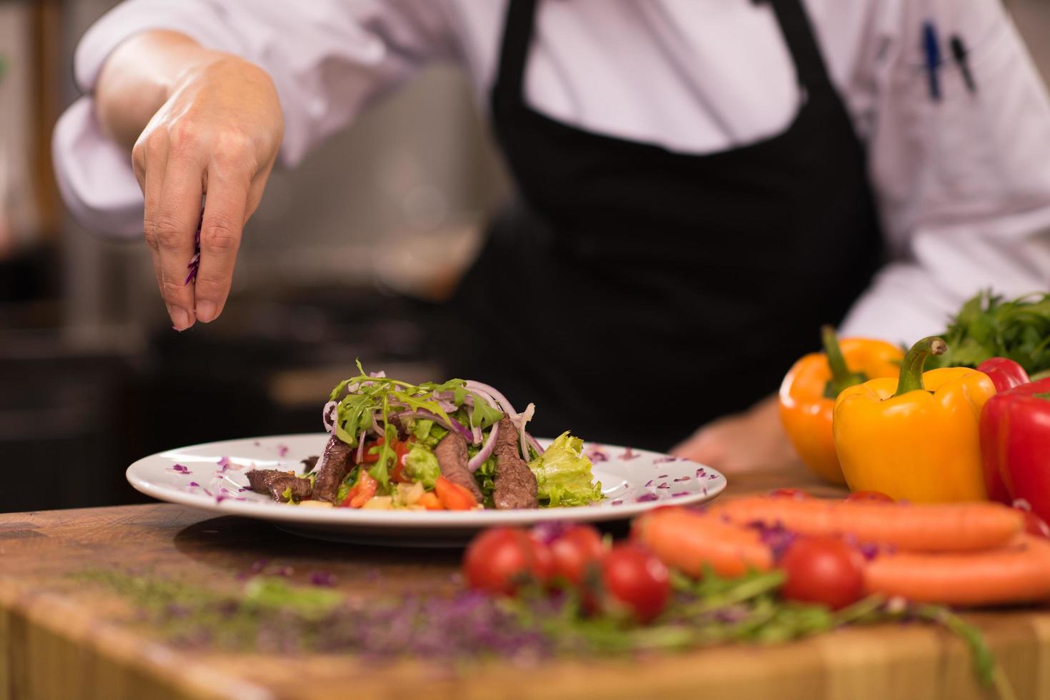 koken chef decoreren garnering bereid maaltijd foto