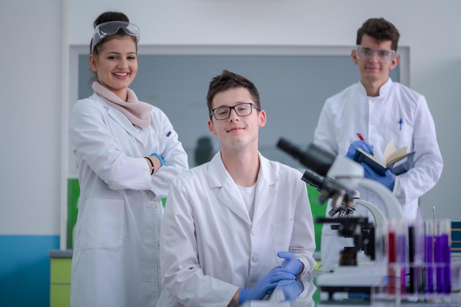 groep van jong medisch studenten aan het doen Onderzoek foto