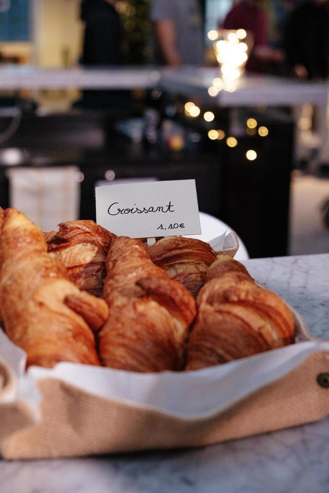 bakkerijproducten in venster foto