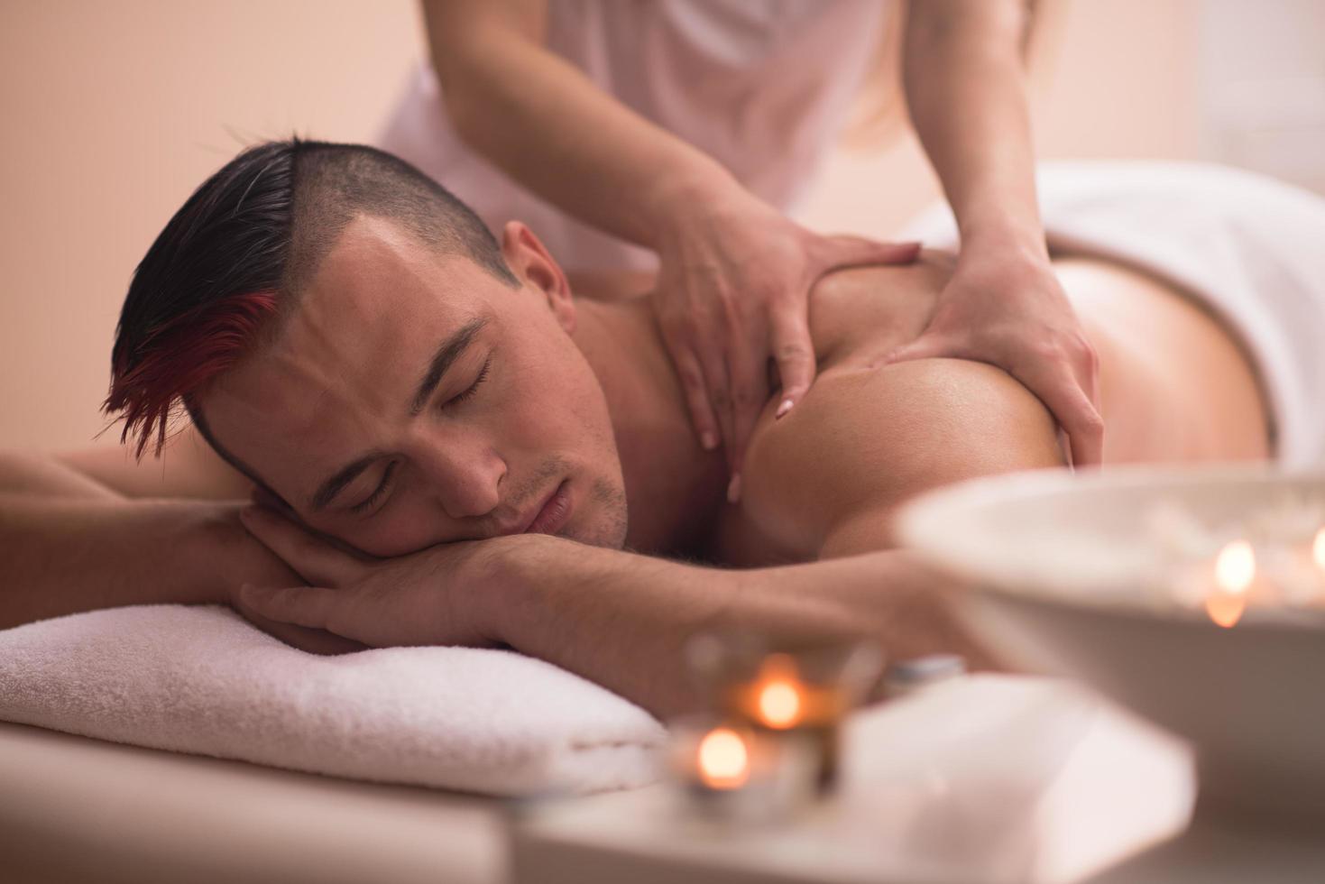 jong Mens hebben een terug massage foto