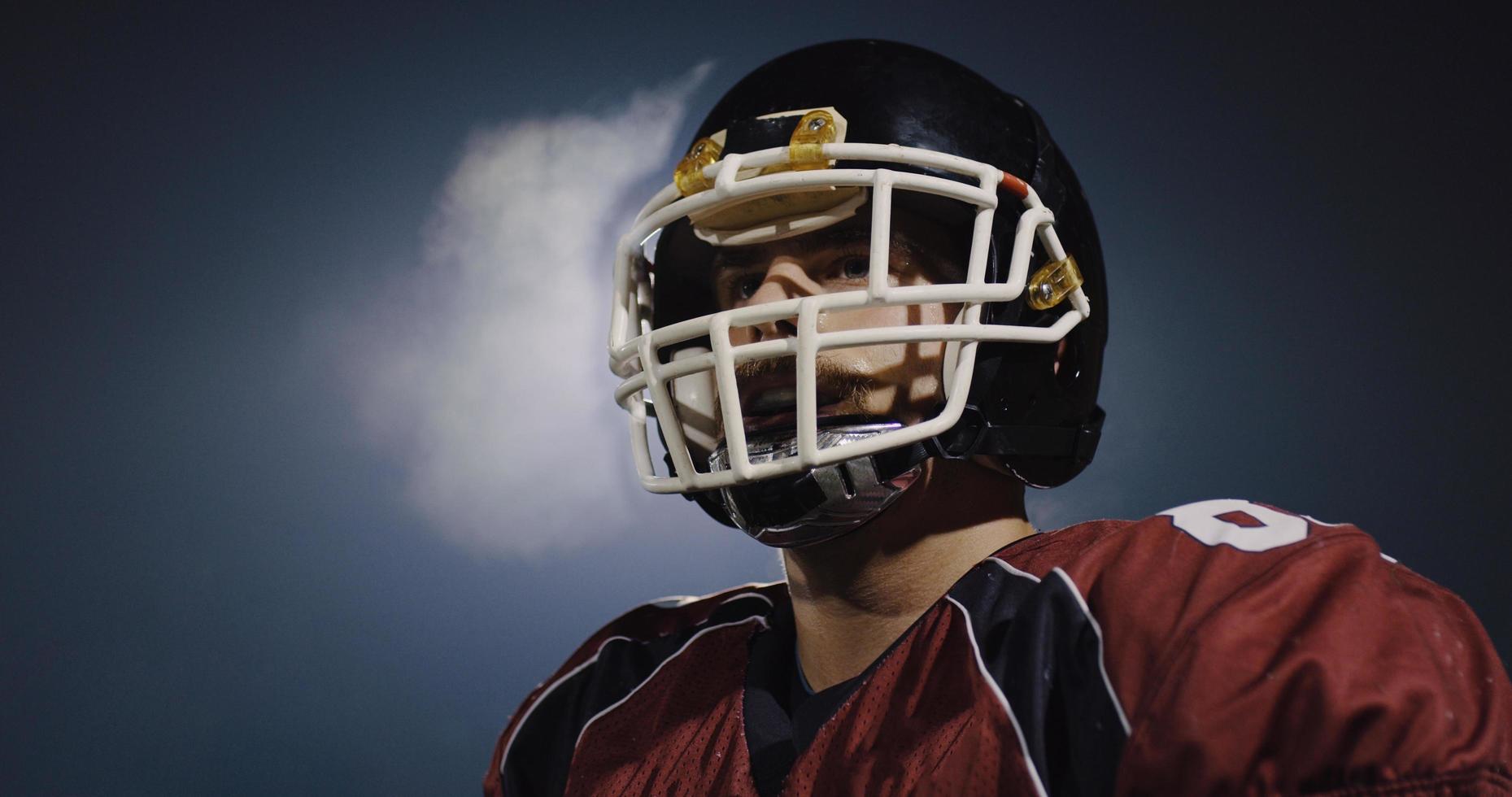 portret van jong zelfverzekerd Amerikaans Amerikaans voetbal speler foto