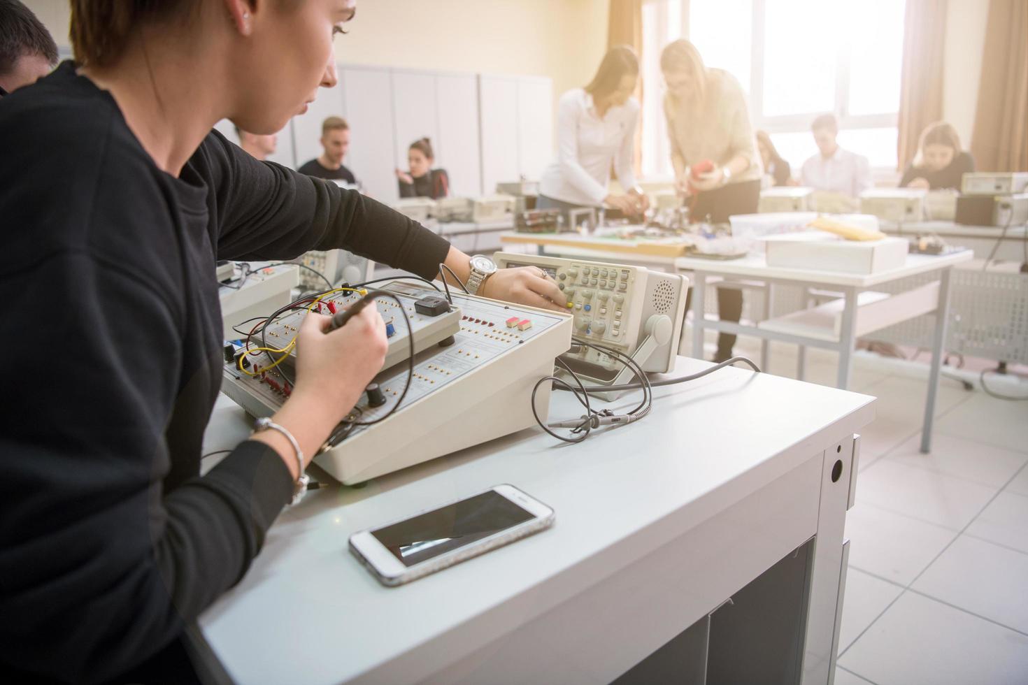 studenten aan het doen praktijk in de elektronisch klas foto