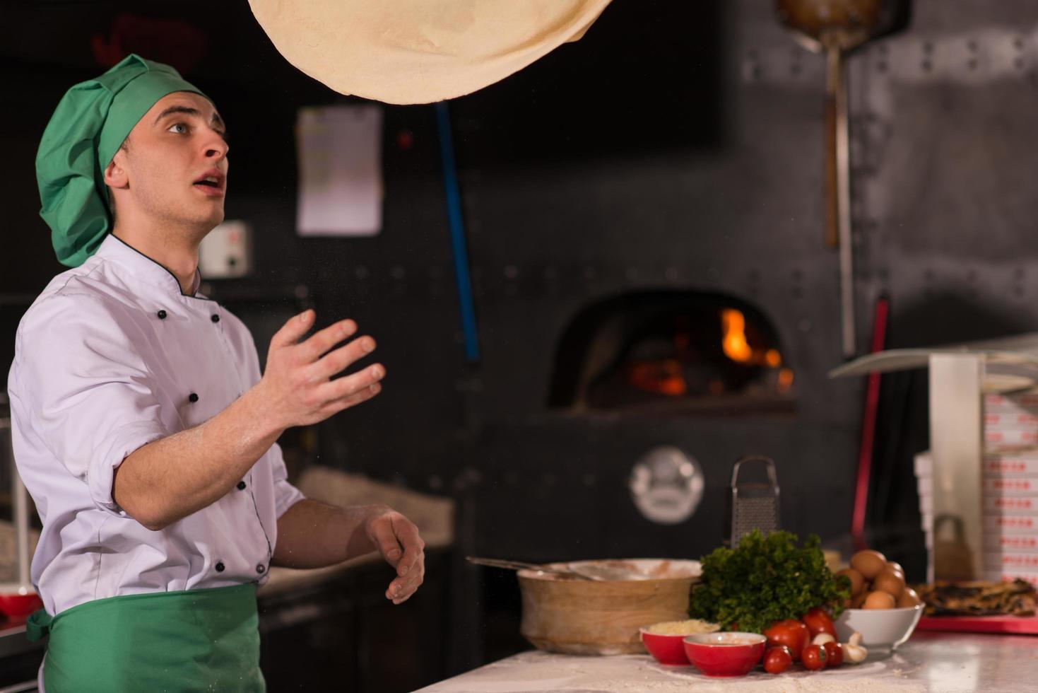 chef het werpen omhoog pizza deeg foto