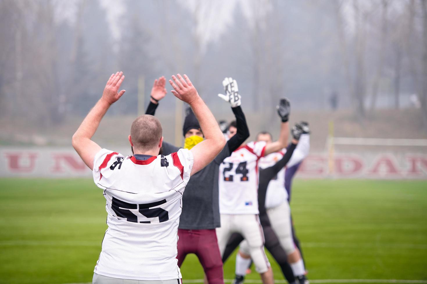 Amerikaans Amerikaans voetbal spelers uitrekken en opwarming omhoog foto