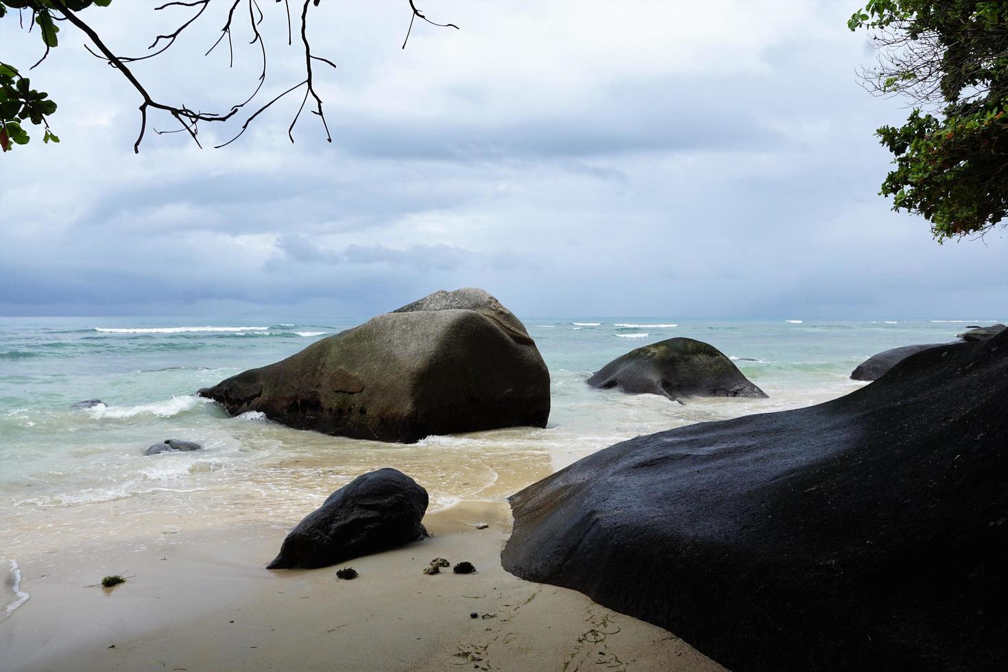 rotsen in de Indische Oceaan foto