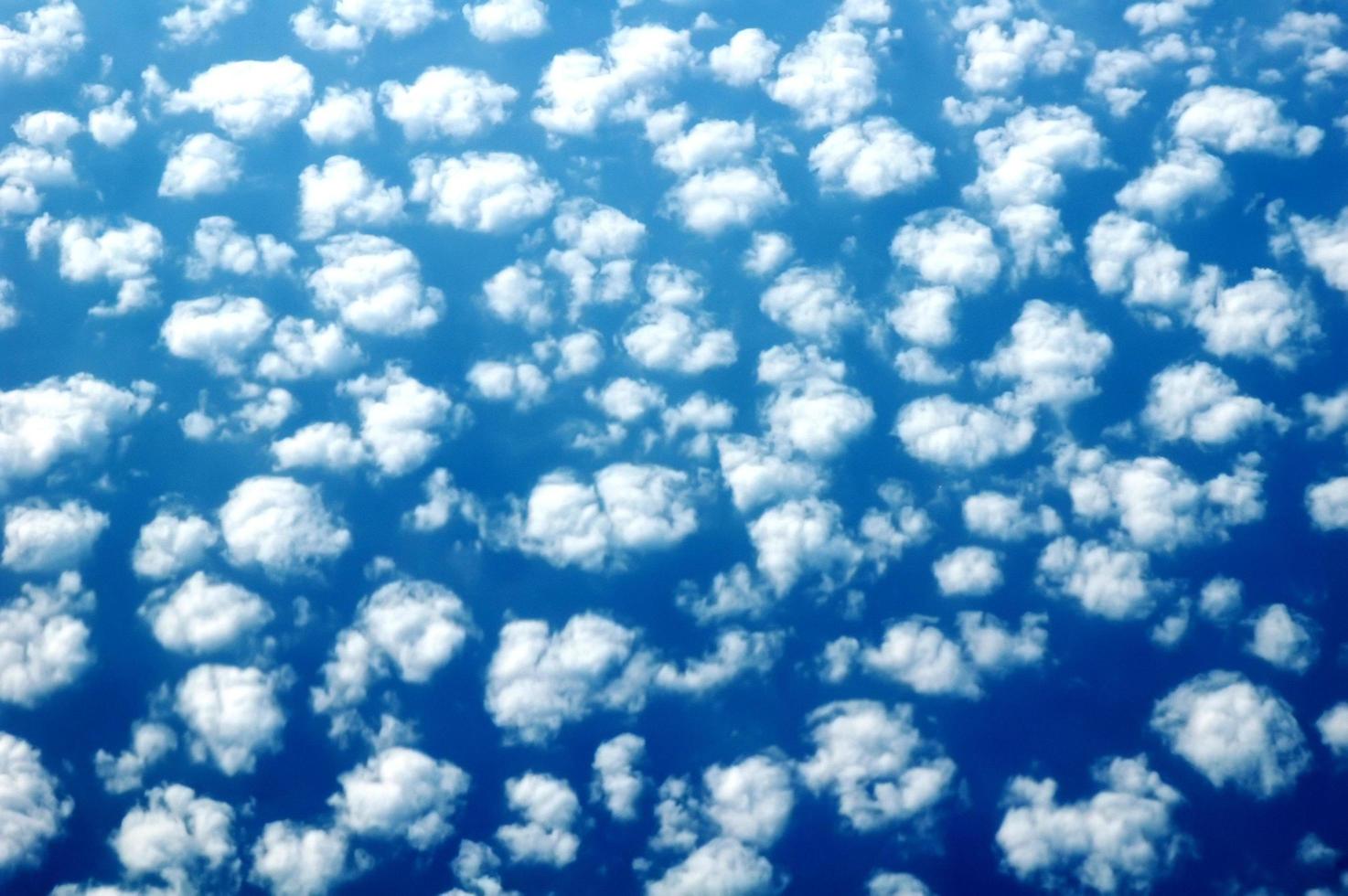 gezwollen wolken in de lucht foto