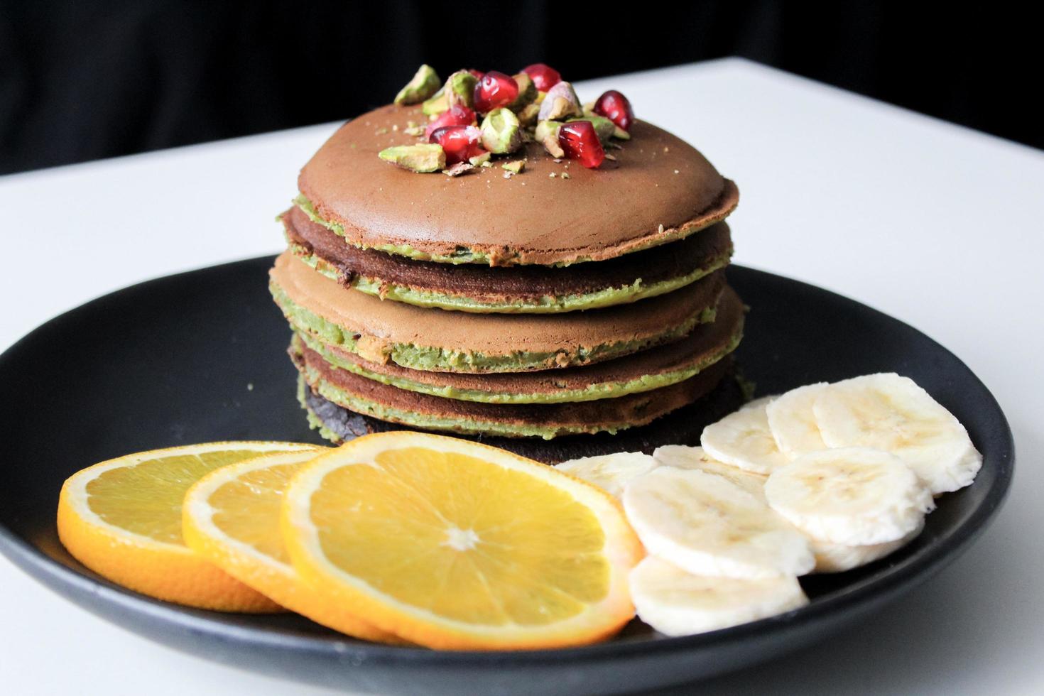 pannenkoeken met gesneden fruit foto