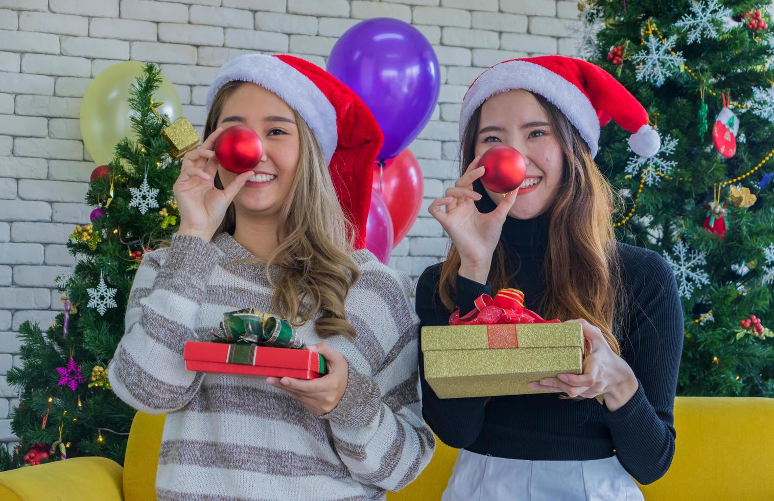 twee vrouwen die kerstmis vieren foto