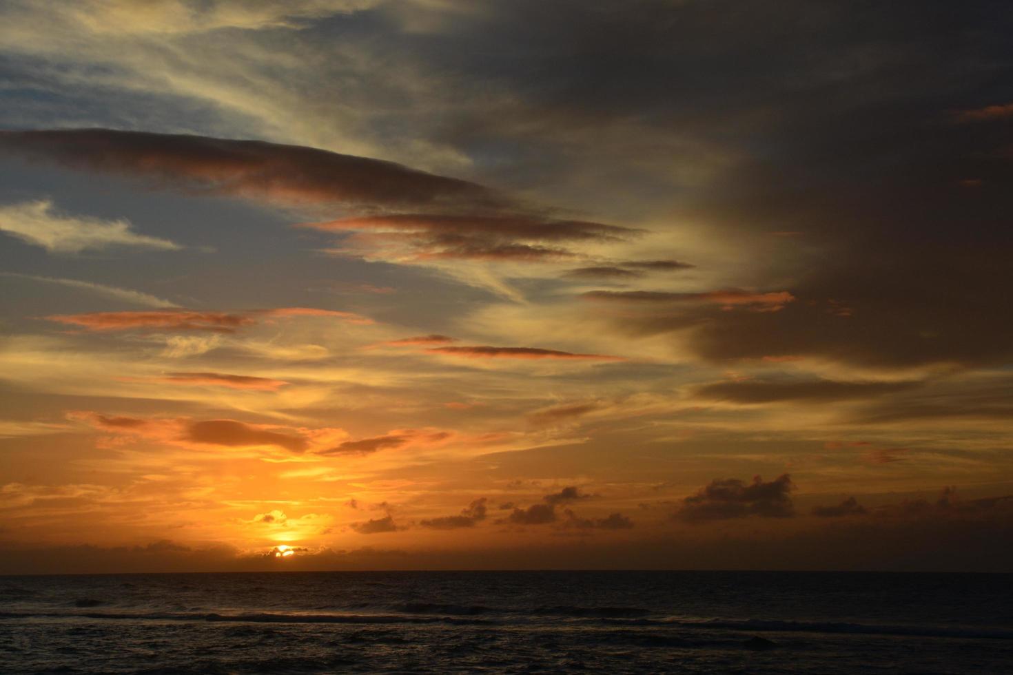 uitzicht op een dramatische zonsondergang foto