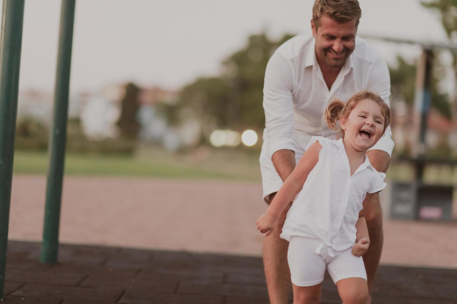 een ouderen Mens in gewoontjes kleren met zijn dochter besteedt tijd samen in de park Aan vakantie. familie tijd. selectief focus foto