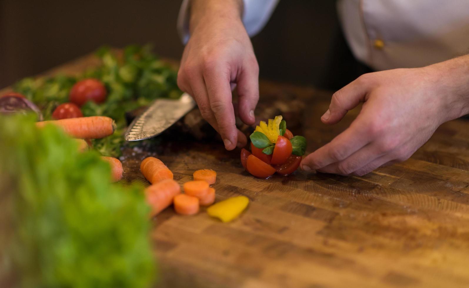 detailopname van chef handen voorbereidingen treffen rundvlees steak foto