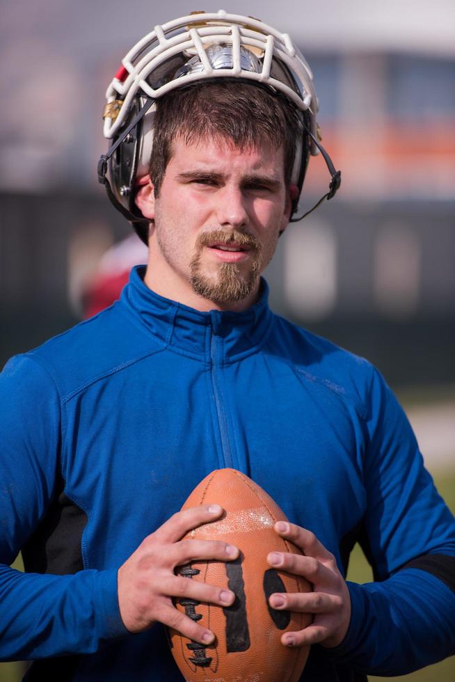 portret van een jong Amerikaans Amerikaans voetbal speler foto