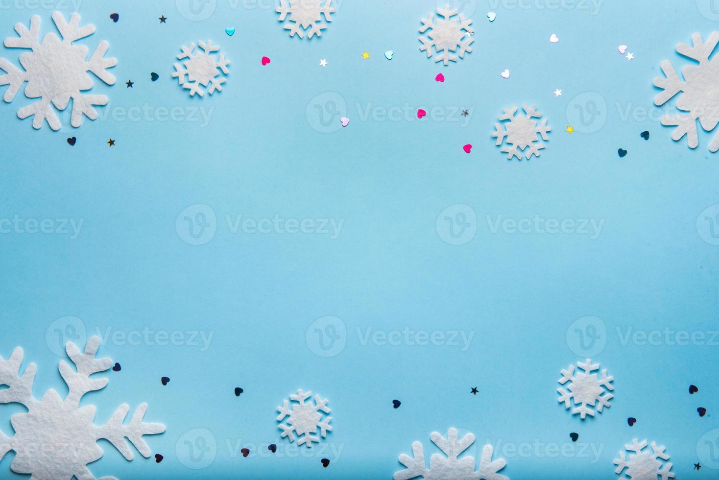 Kerstmis of winter samenstelling. patroon gemaakt van sneeuwvlokken Aan pastel blauw achtergrond. foto