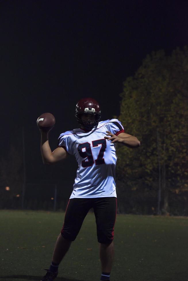 Amerikaans Amerikaans voetbal speler het werpen rugby bal foto