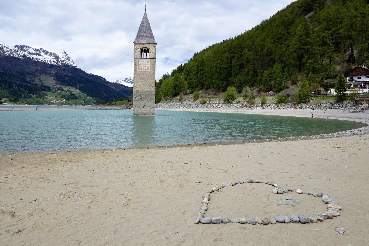 toren in resia-meer foto