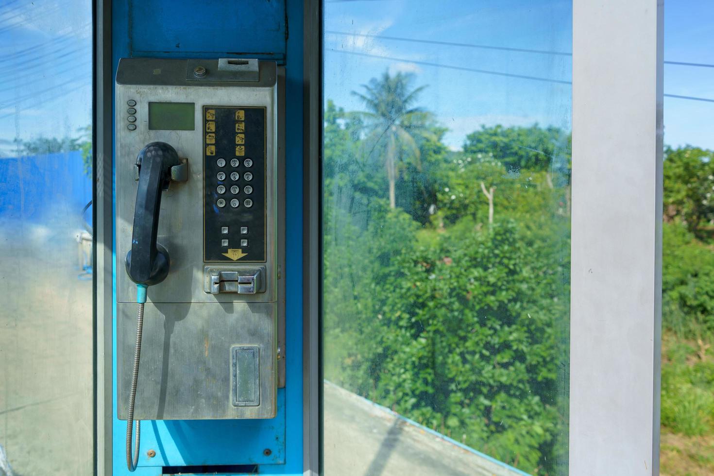 oud munt bediend telefoon cabines gelegen in landelijk gebieden van Thailand kan niet worden gebruikt. foto