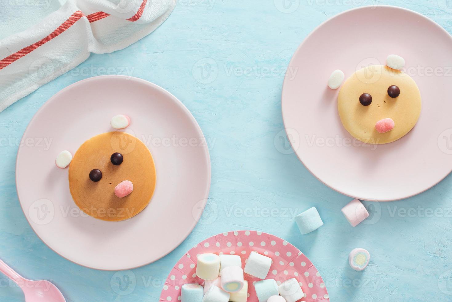 grappig pannenkoek in een vorm van teddy beer, voedsel voor kinderen idee, top visie foto