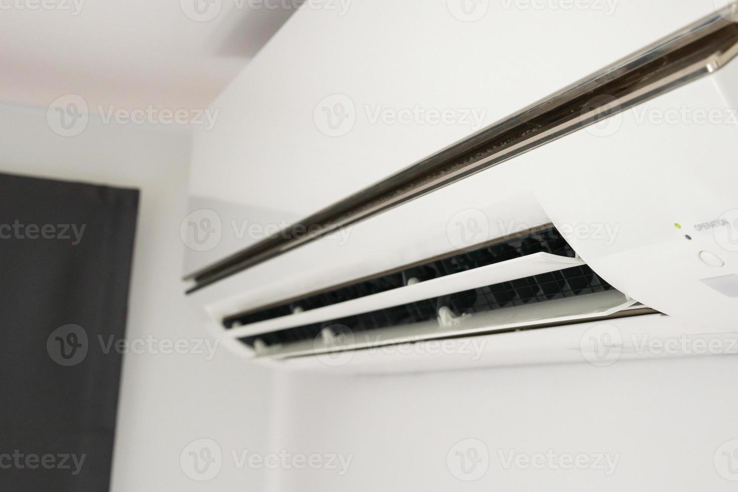 lucht conditioner Aan wit muur kamer interieur achtergrond foto