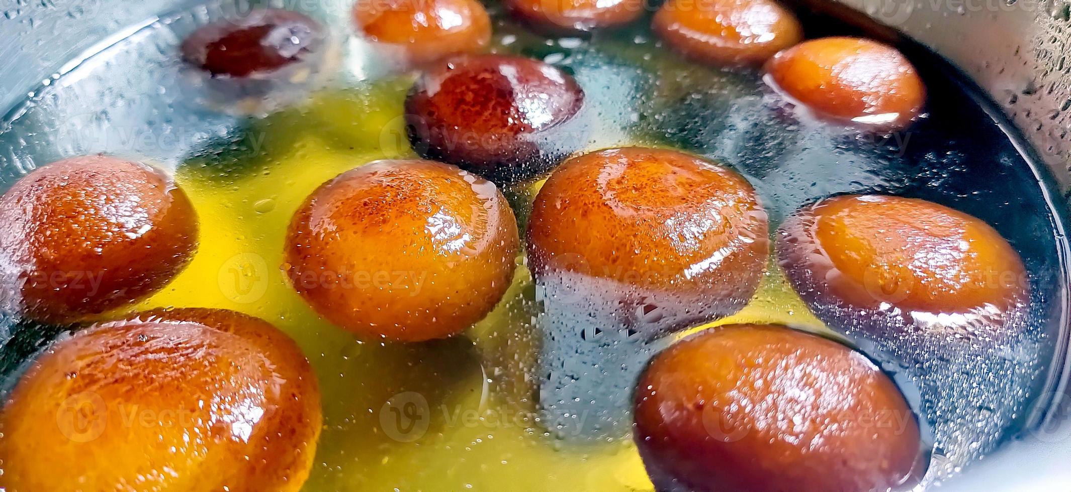 Indisch zoet gulab jamun is een stroperig toetje populair in Indië foto