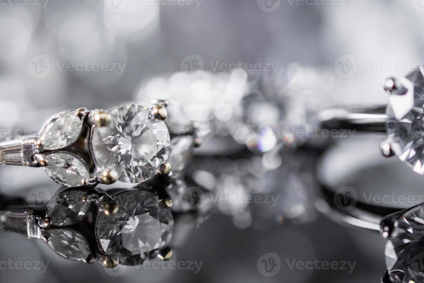 luxe sieraden diamanten ringen met reflectie op zwarte achtergrond foto