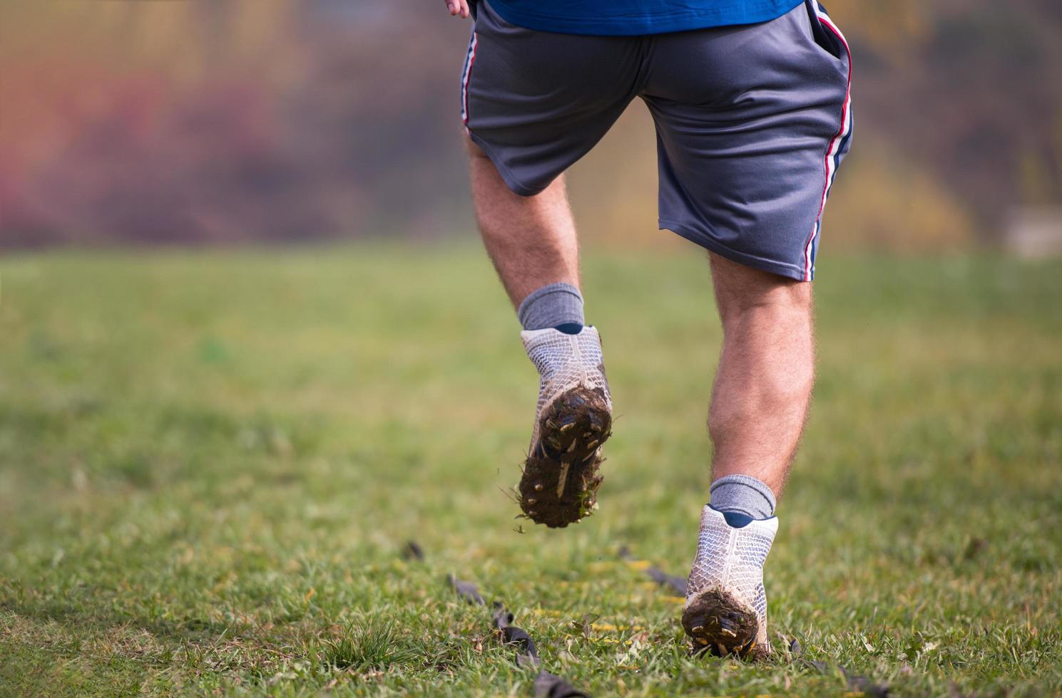 Amerikaans Amerikaans voetbal speler opdrachten Aan ladder boren foto