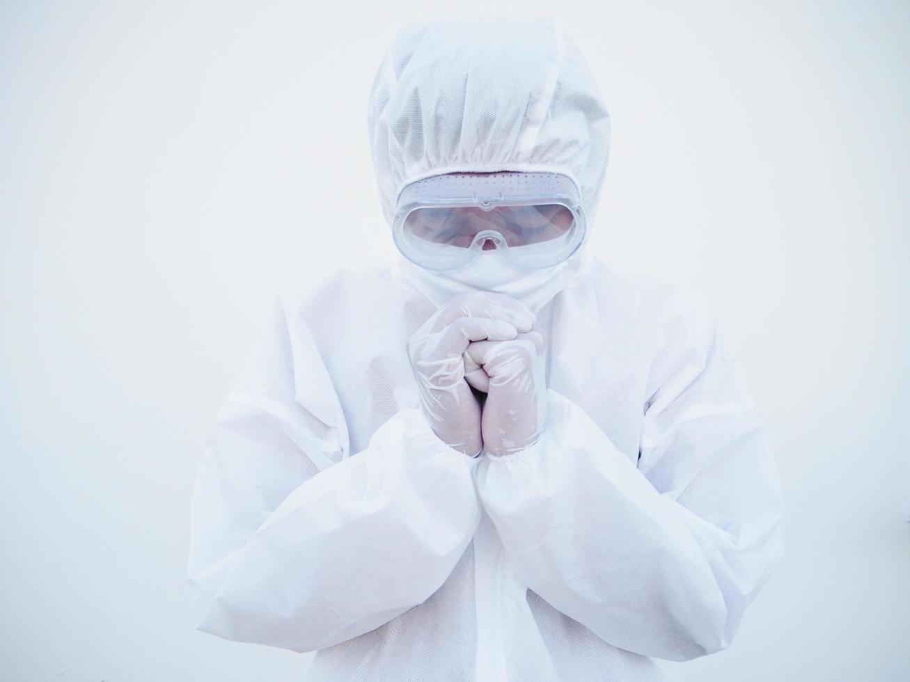 detailopname van Aziatisch mannetje dokter of wetenschapper in ppe suite uniform heeft spanning en bidden gedurende een het uitbreken van coronavirus of covid-19 geïsoleerd wit achtergrond. foto