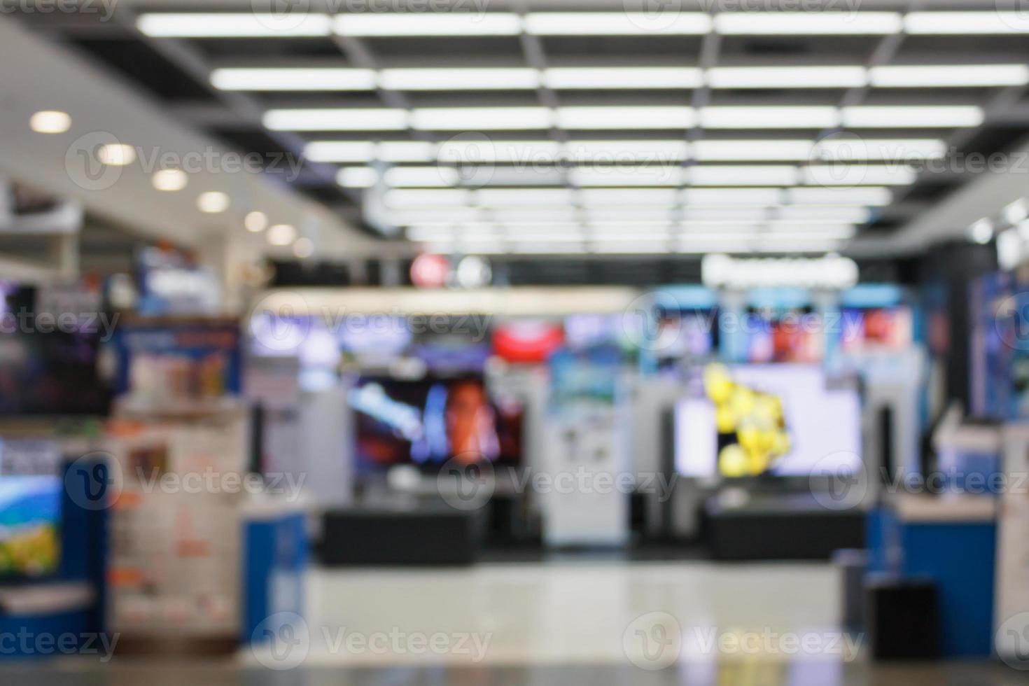 televisie smart tv's 4k ultra hd-weergave op planken in elektronisch warenhuis wazige achtergrond foto
