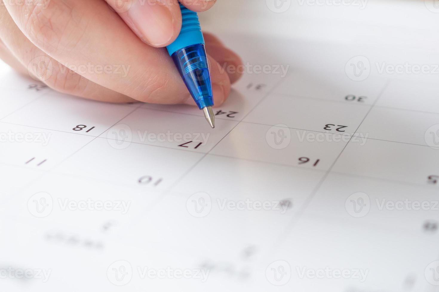 vrouw hand- met pen schrijven Aan kalender datum bedrijf planning afspraak vergadering concept foto