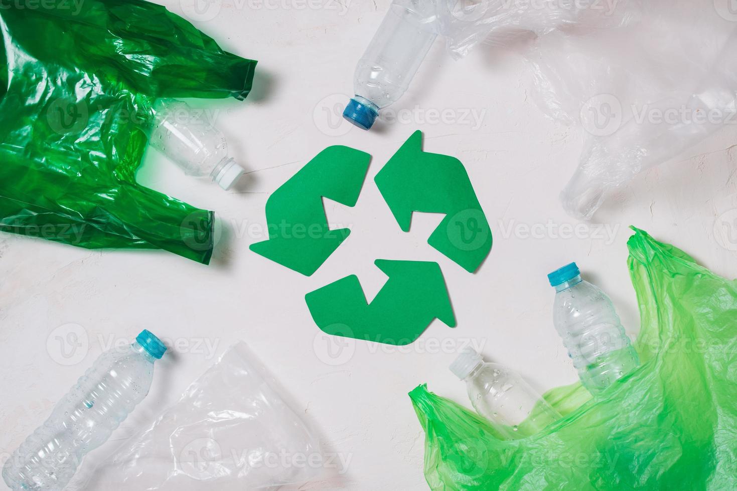 eco concept met recycling symbool Aan tafel achtergrond top visie foto