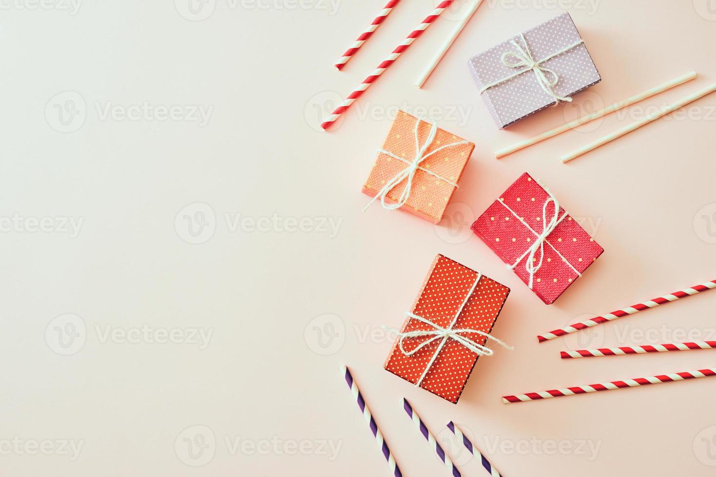 verschillend vakantie kleurrijk geschenk dozen verpakt in kleurrijk papier en bogen Aan beige achtergrond. foto