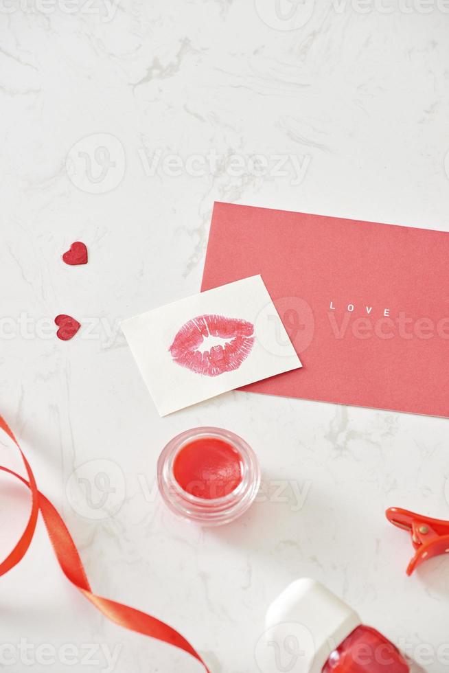 gelukkig Valentijnsdag dag concept Aan wijnoogst papier vel met lippenstift foto