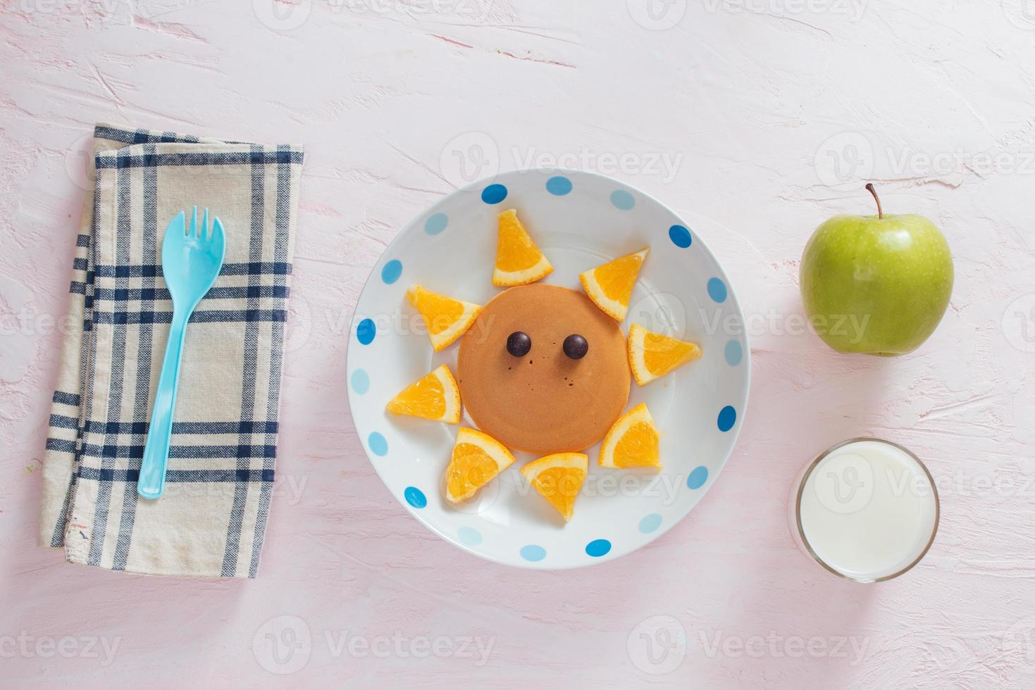 grappig pannekoeken met oranje voor kinderen ontbijt foto