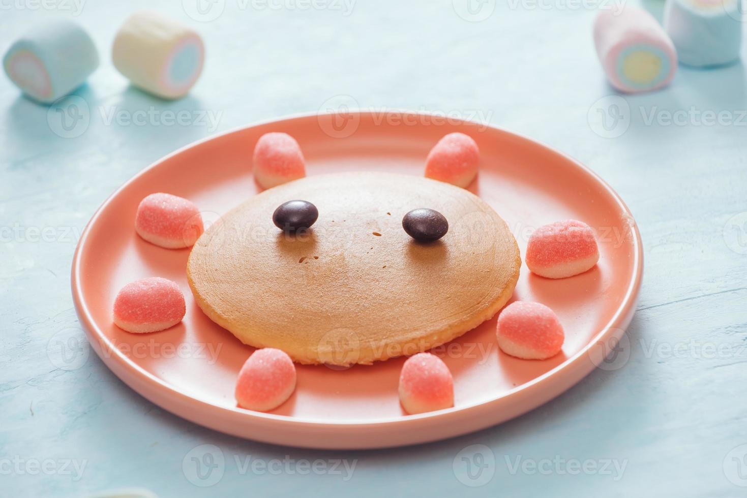 smakelijk gebakken pannenkoek met mooi gezicht geïsoleerd, zoet toetje foto