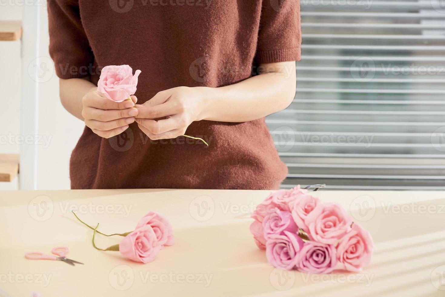 mensen maken papier ambacht bloem kunst foto