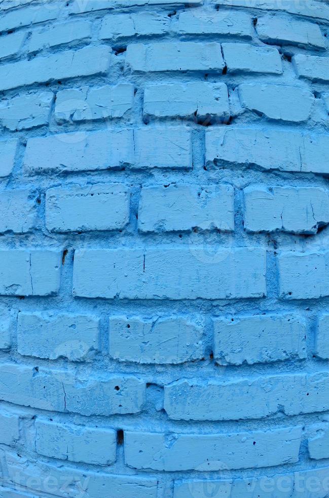 groot steen muur, geschilderd in blauw. vissenoog foto met uitgesproken vervorming