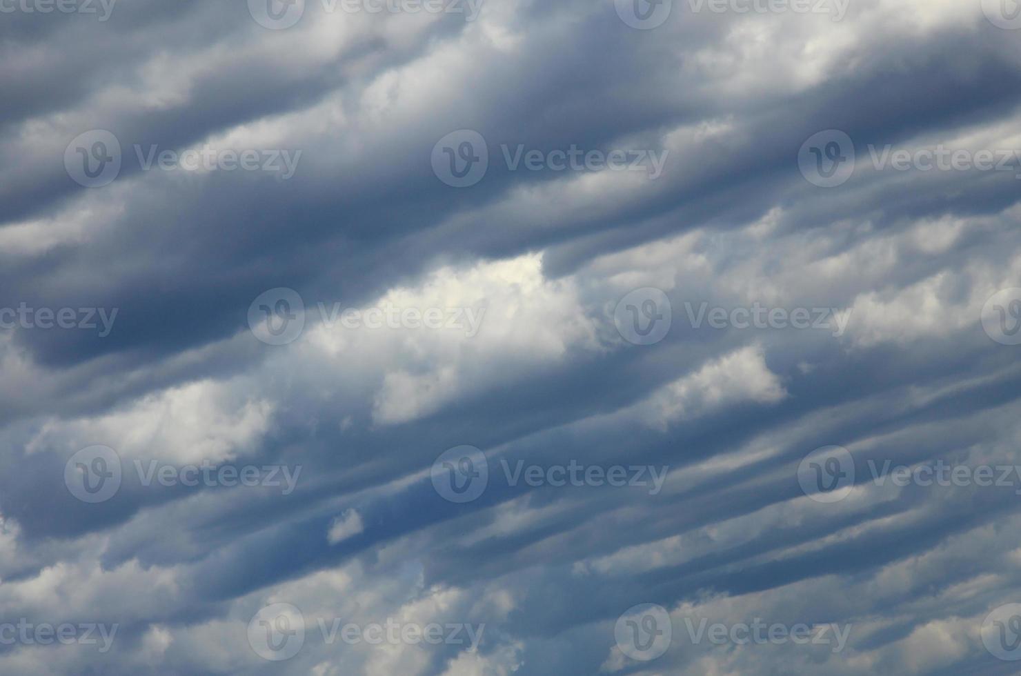 een blauw lucht met veel van wit wolken van verschillend maten foto