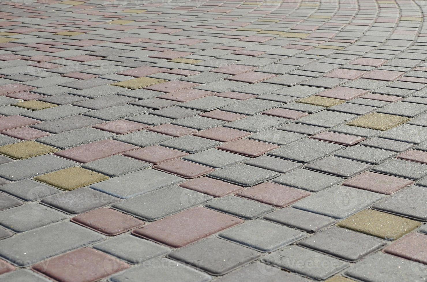 de structuur van straat steegjes in de het formulier van een mozaïek- gemaakt van verwerkt bestrating stenen in zonlicht foto
