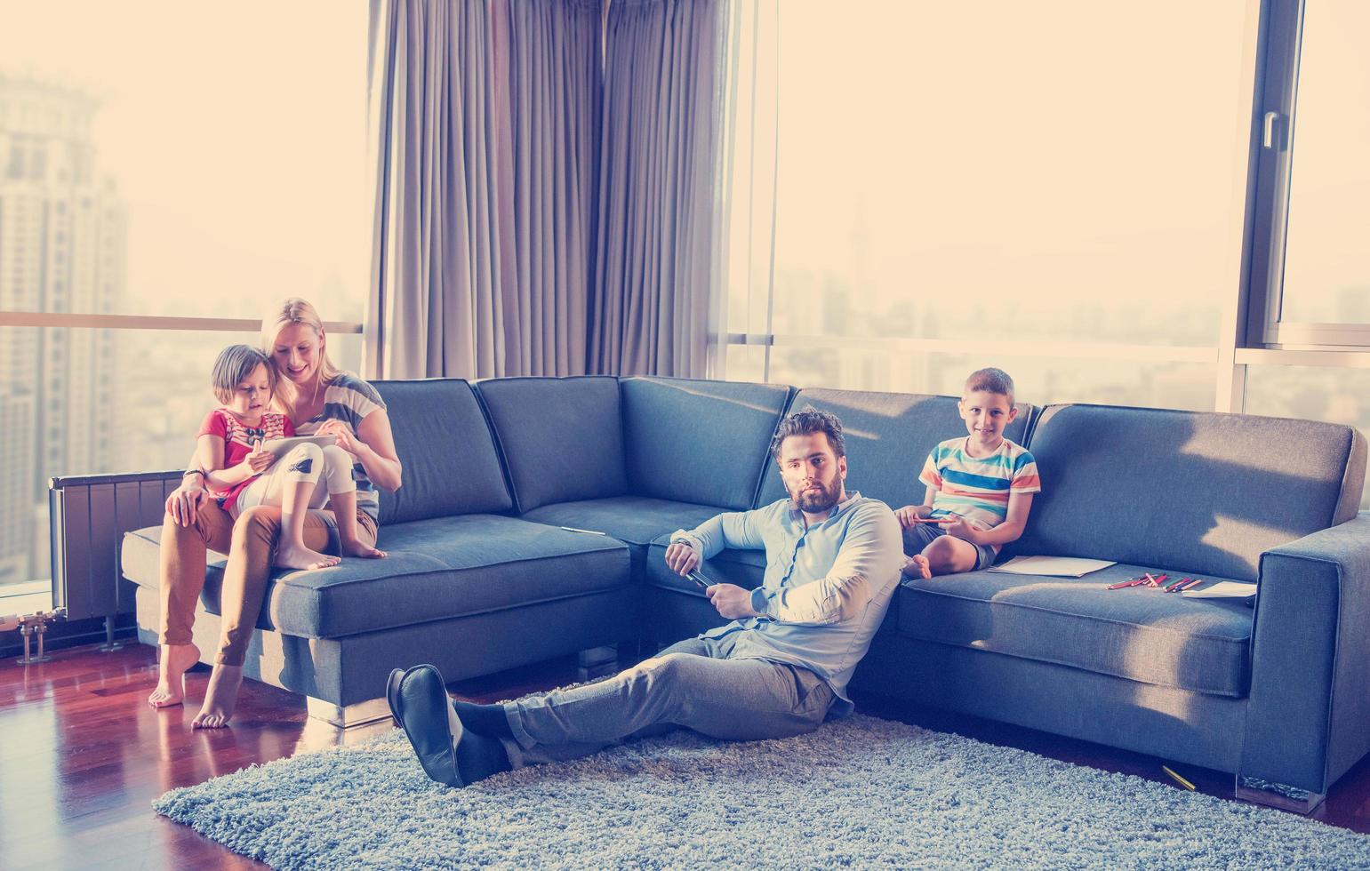 gelukkig jong familie spelen samen Aan sofa foto