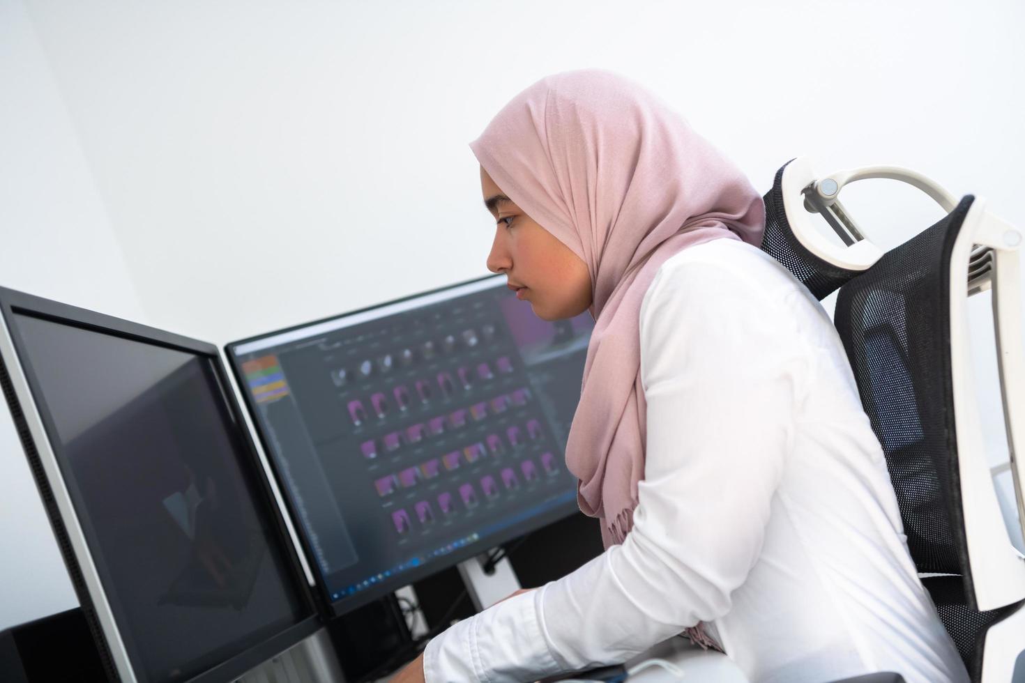 vrouw Arabisch creatief professioneel werken Bij huis kantoor Aan bureaublad computer met dubbel scherm toezicht houden op top visie. selectief focus foto