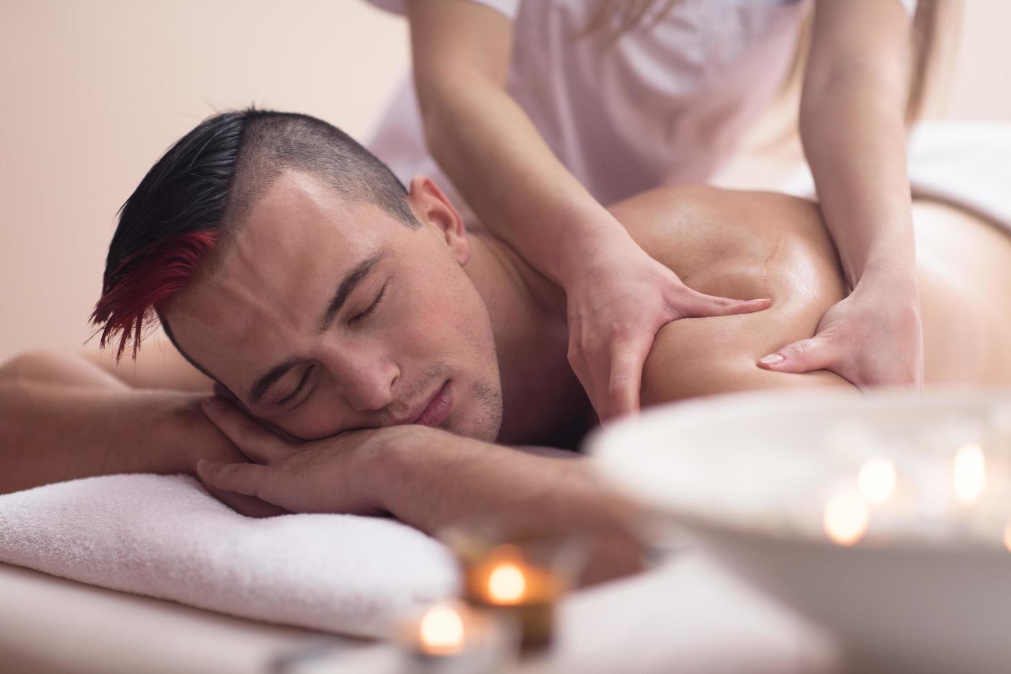 jong Mens hebben een terug massage foto