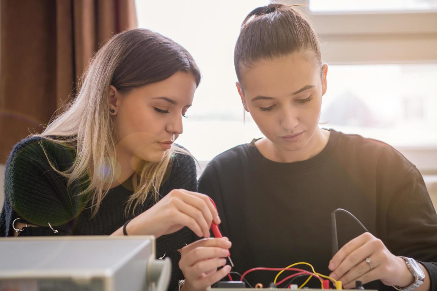 studenten aan het doen praktijk in de elektronisch klas foto