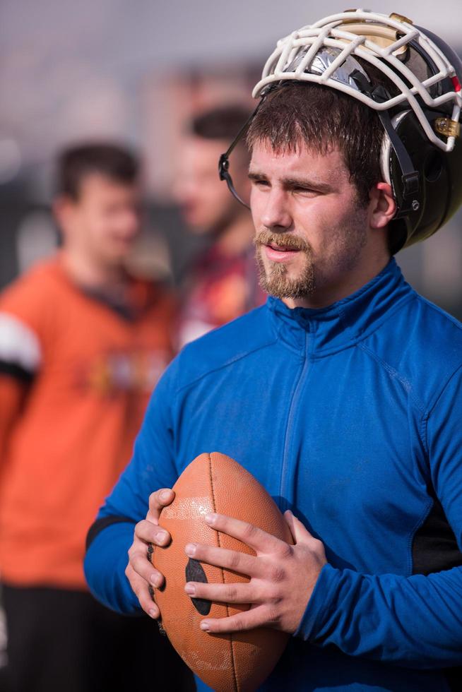 portret van een jong Amerikaans Amerikaans voetbal speler foto