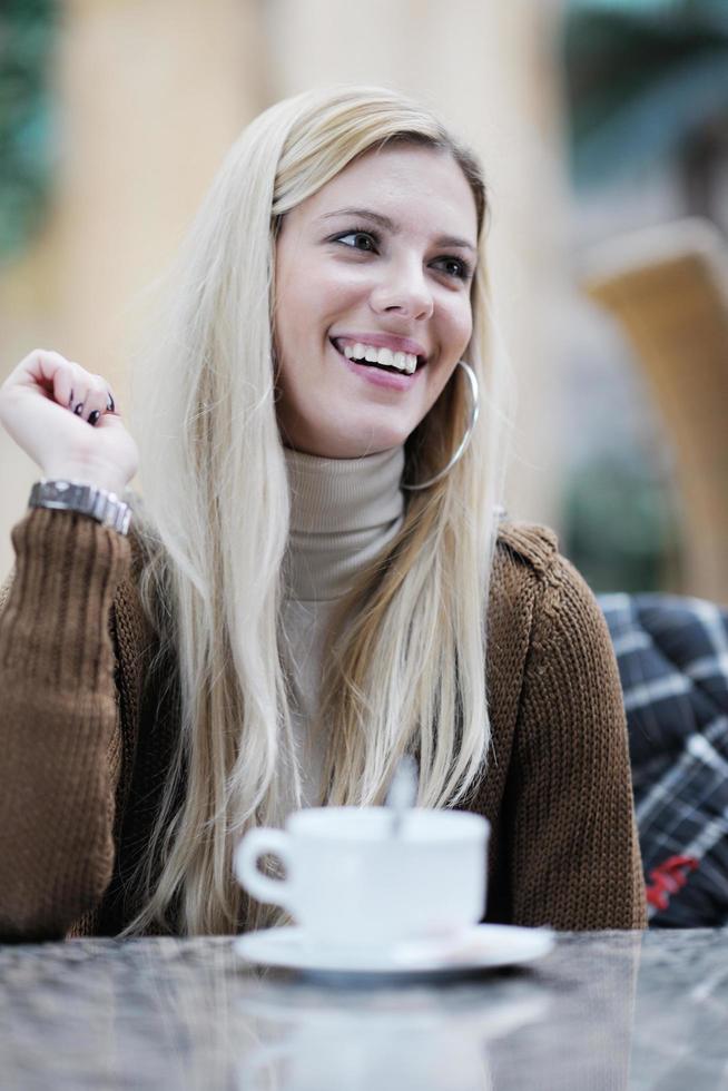 portret van een mooie jonge vrouw foto