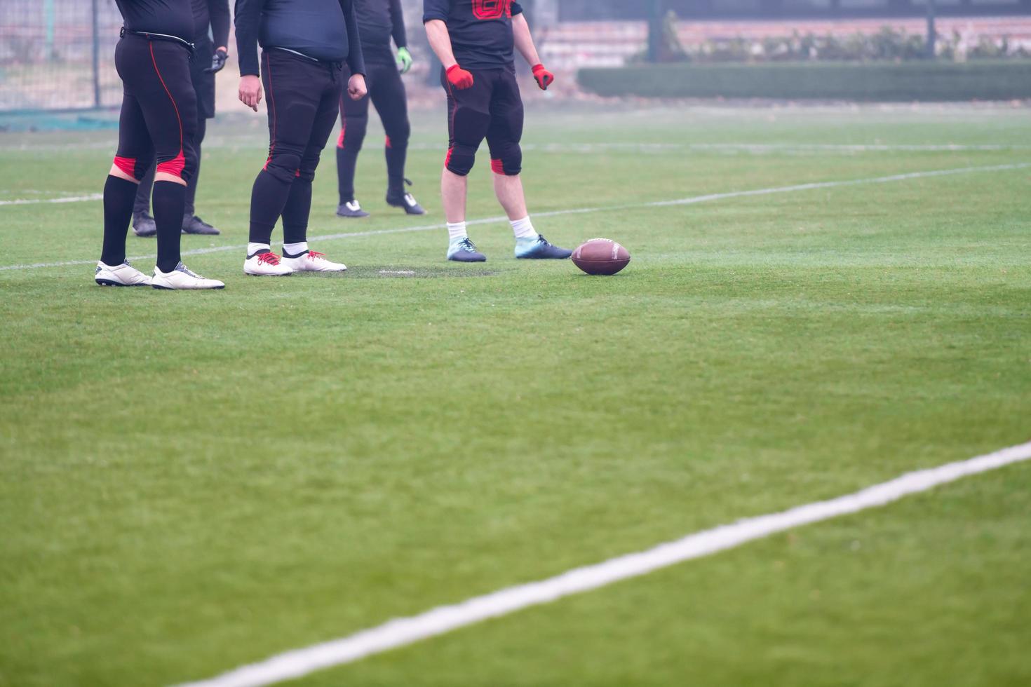 groep van Amerikaans Amerikaans voetbal spelers beoefenen Amerikaans voetbal aftrap foto