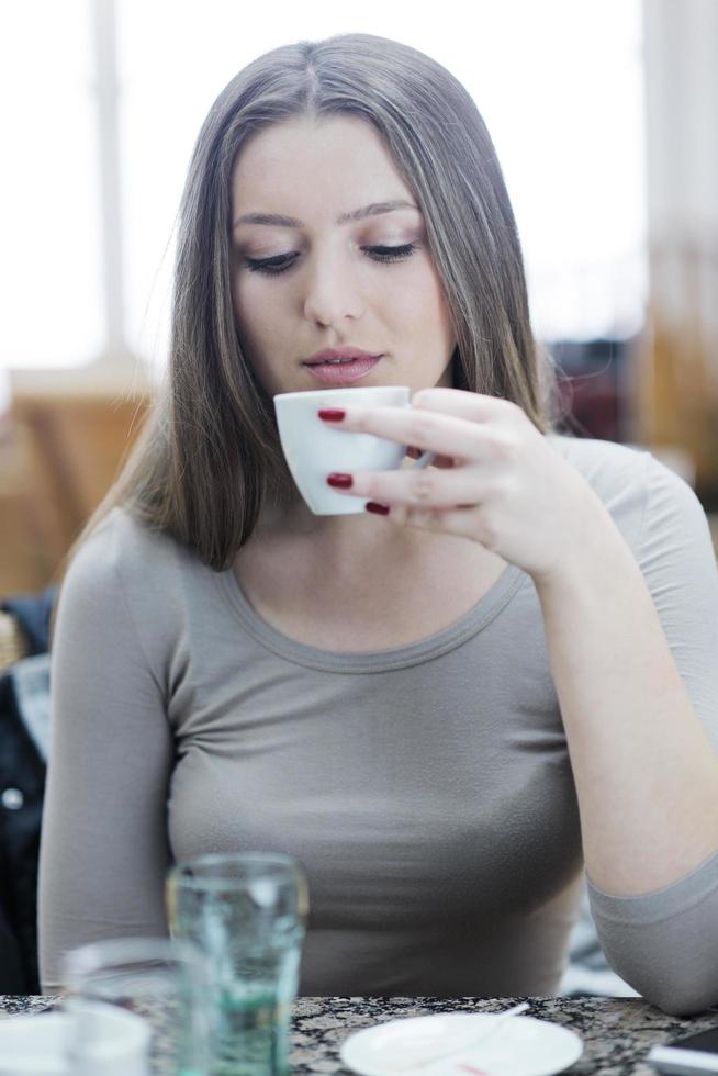 portret van een mooie jonge vrouw foto