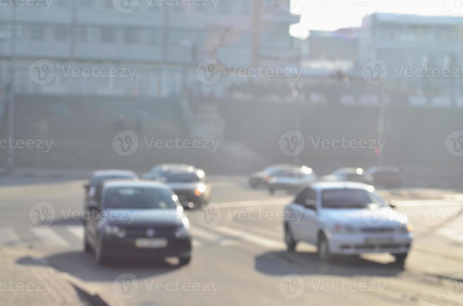 wazig landschap van snelweg met auto's in mistig ochtend- foto