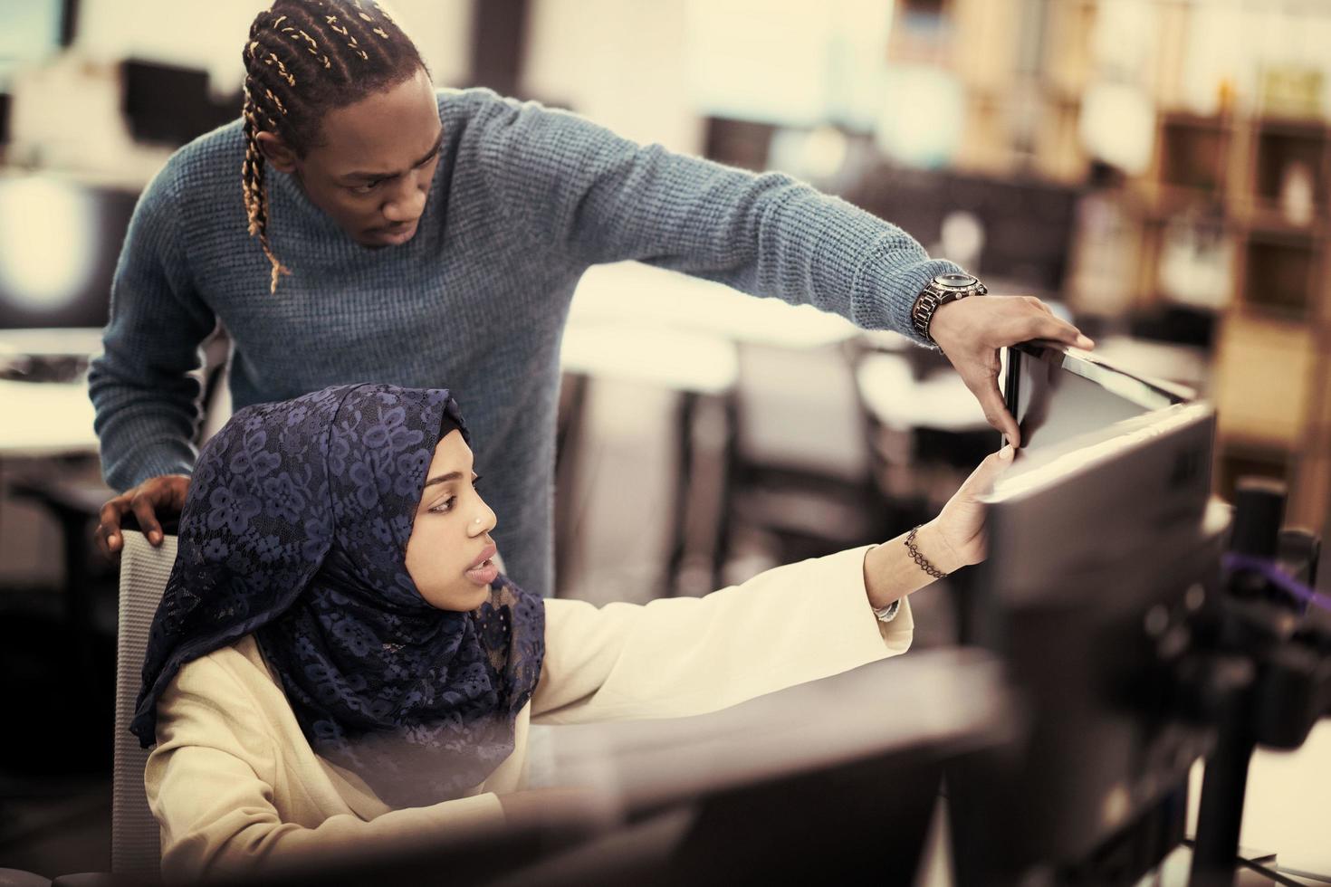 jong zwart moslim vrouw software ontwikkelaar Bij werk foto