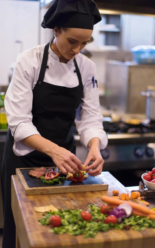 vrouw chef voorbereidingen treffen rundvlees steak foto